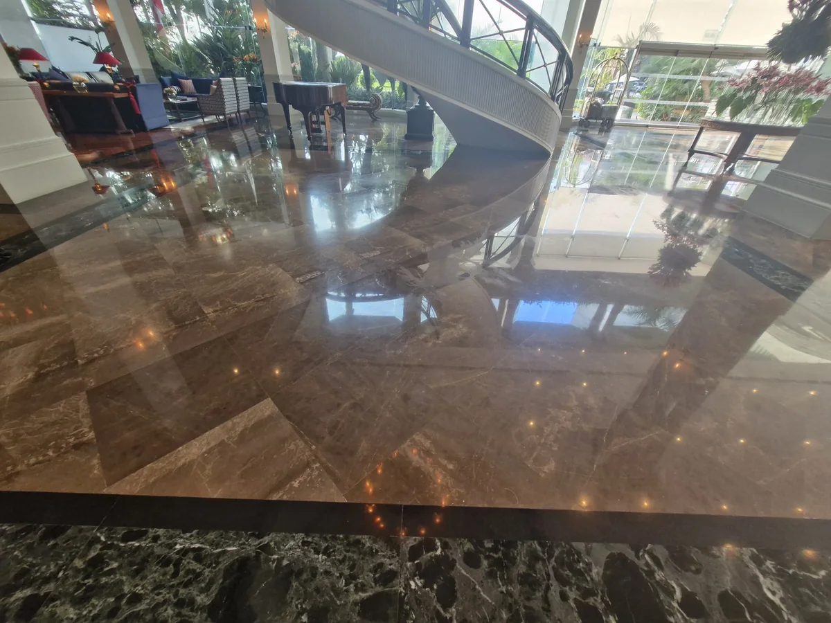 Lobby de hotel 5 estrellas con piso de mármol pulido brillo espejo