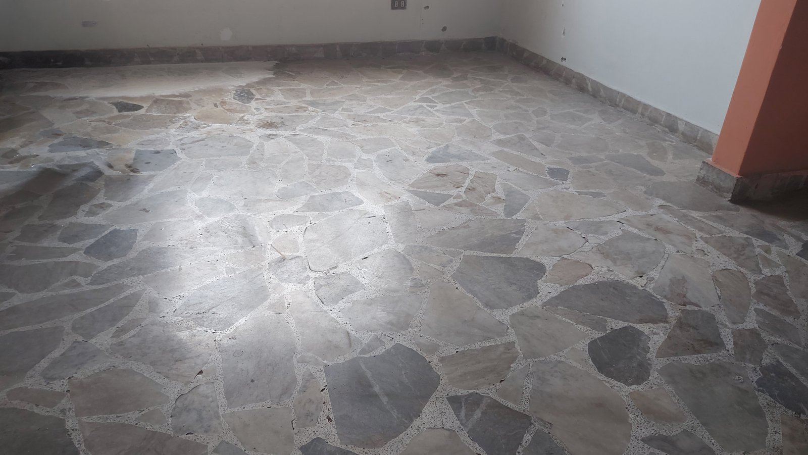 Piso de mármol reconstruido antes de la restauración