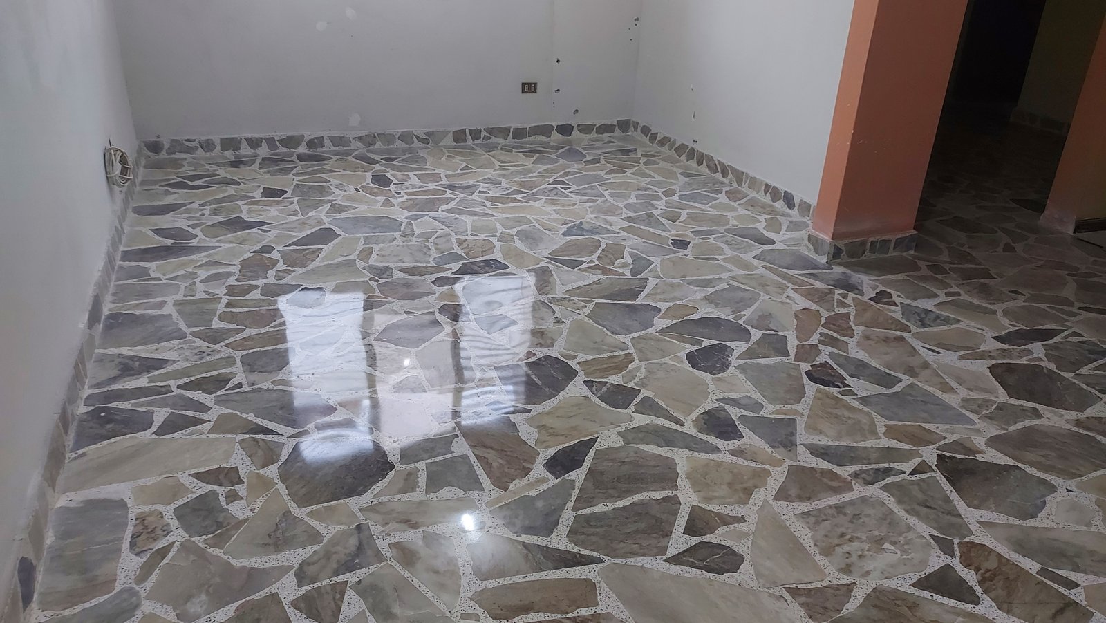 Piso de mármol reconstruido con acabado espejo después de la restauración