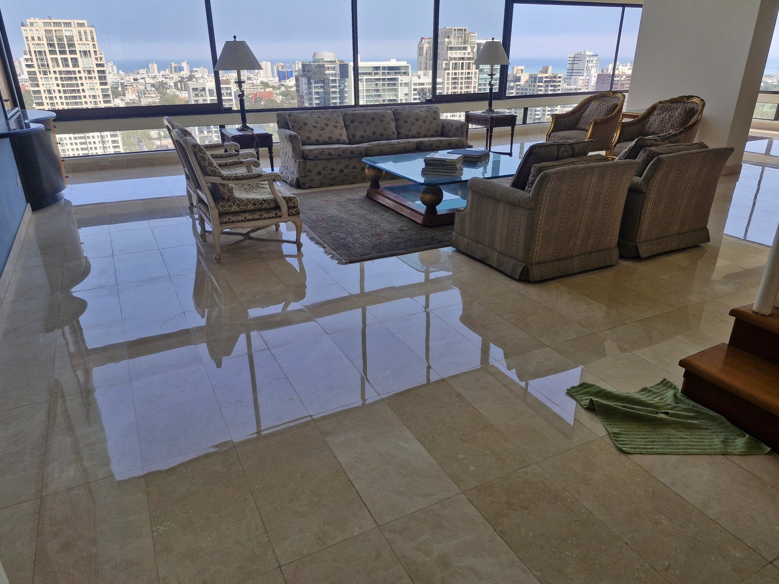 Penthouse de lujo con pisos pulidos