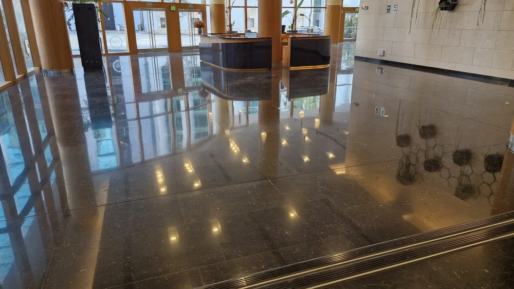 Lobby corporativo con piso de mármol pulido y cristalizado Pulicorp