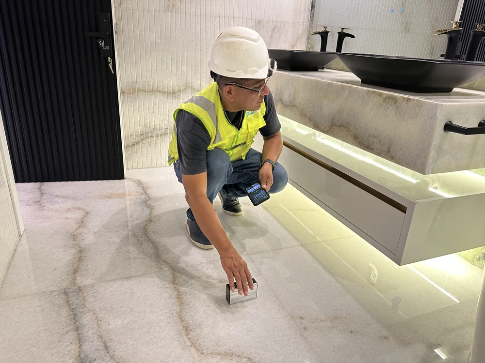 Técnico especialista de Pulicorp midiendo el brillo con brillómetro digital